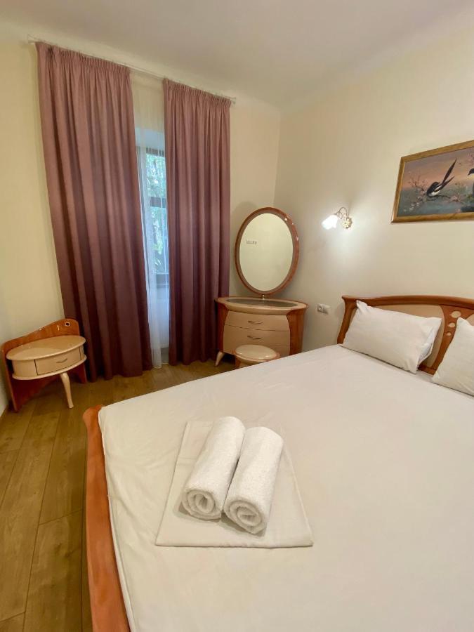 Yaroslav Osmomysl Square Apartments Lviv Eksteriør bilde