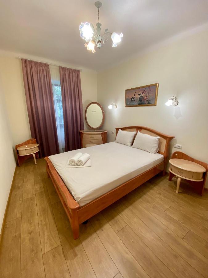 Yaroslav Osmomysl Square Apartments Lviv Eksteriør bilde